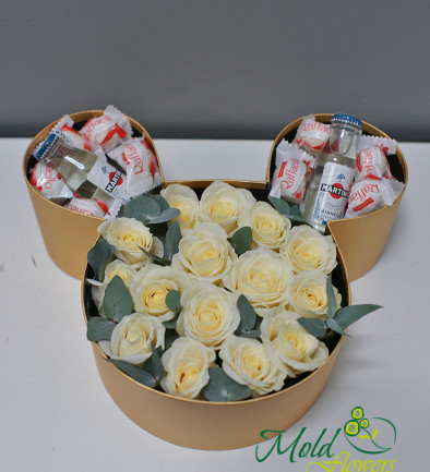 Коробка с белыми розами и конфетами "Mickey mouse" Фото 394x433